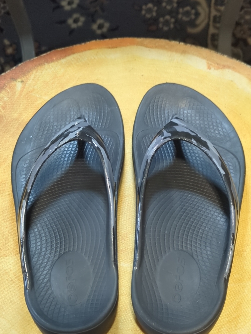 OOFOS Black Camo Patent Thong Sandals